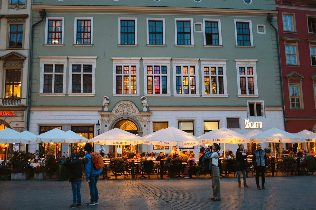 Świeżo upieczony obwarzanek z dodatkami - jedzenie uliczne w Krakowie