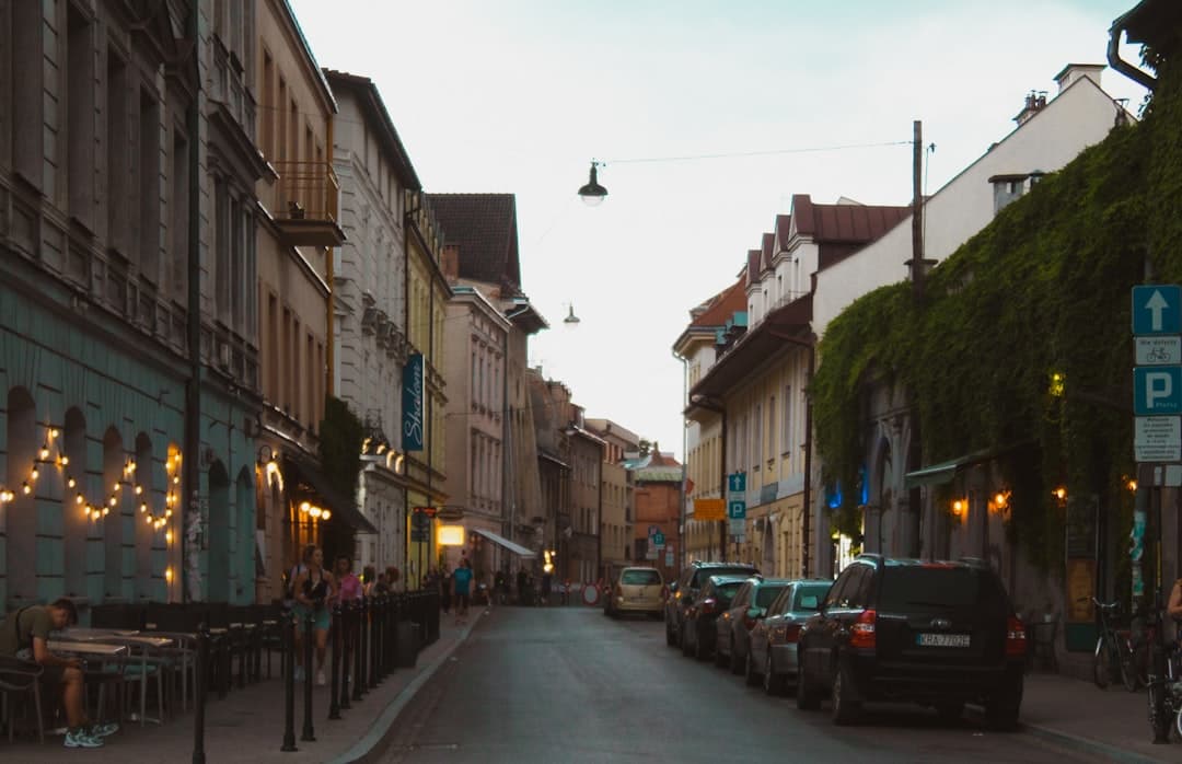 Urokliwa ulica Krakowa o zmierzchu - inspiracja do podróży