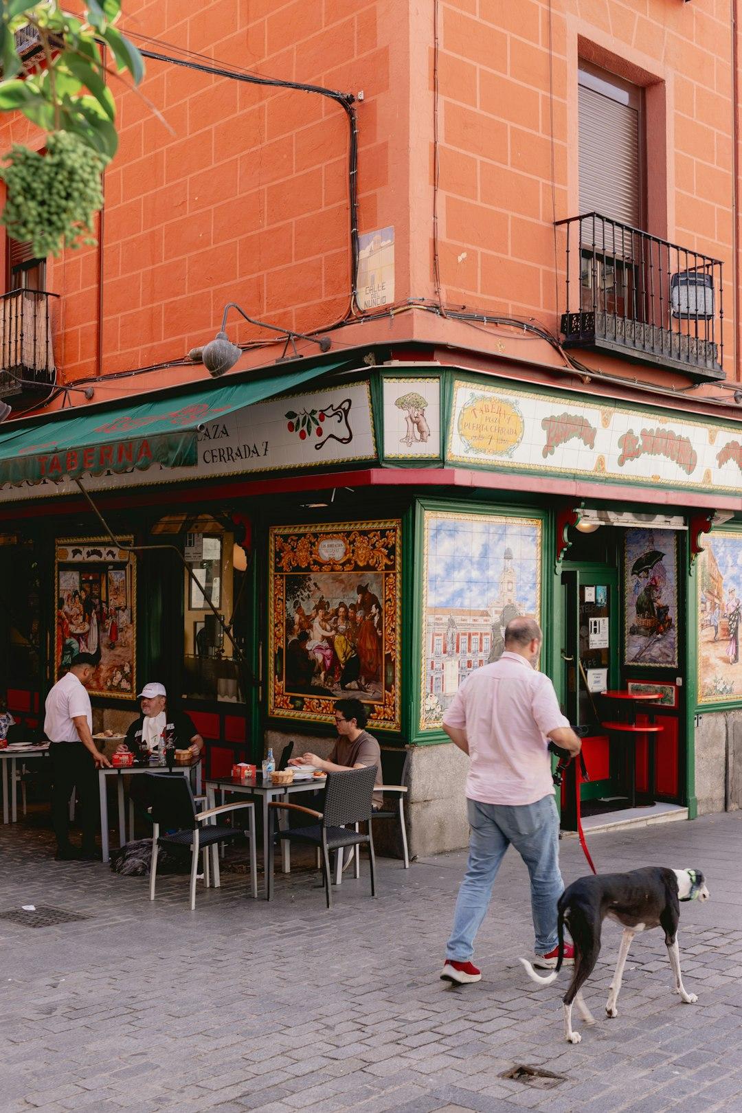 Tłum ludzi jedzących tapas w barze w Barcelonie