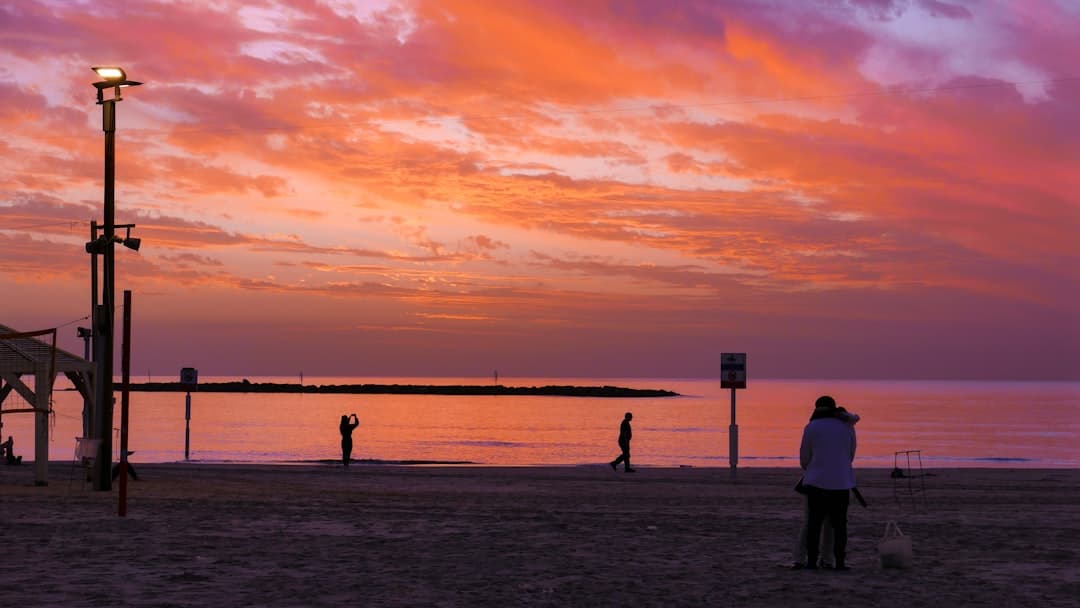 Osoby relaksujące się na plaży Barceloneta
