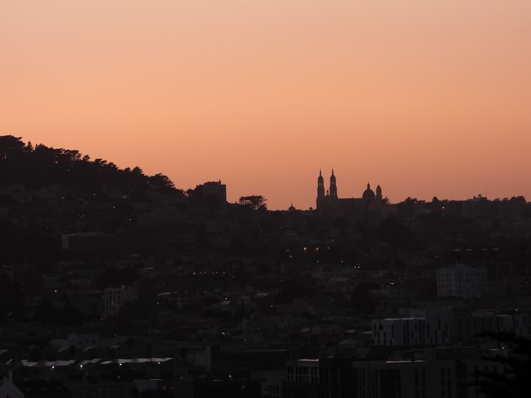 Widok na Barcelonę podczas zachodu słońca nad Dzielnicą Gotycką