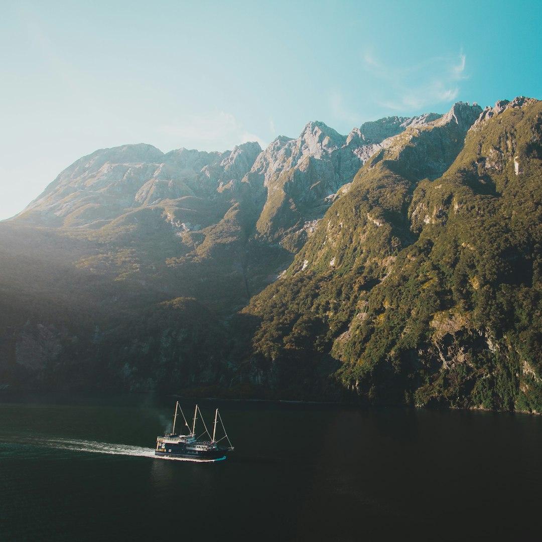 Statek na wodzie, góry, fiord, piękny krajobraz