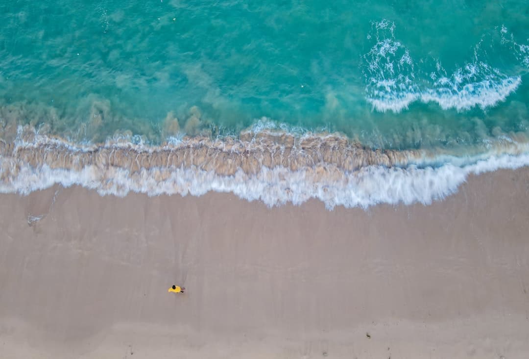 Piękna plaża w Nusa Dua z turystami relaksującymi się na piasku