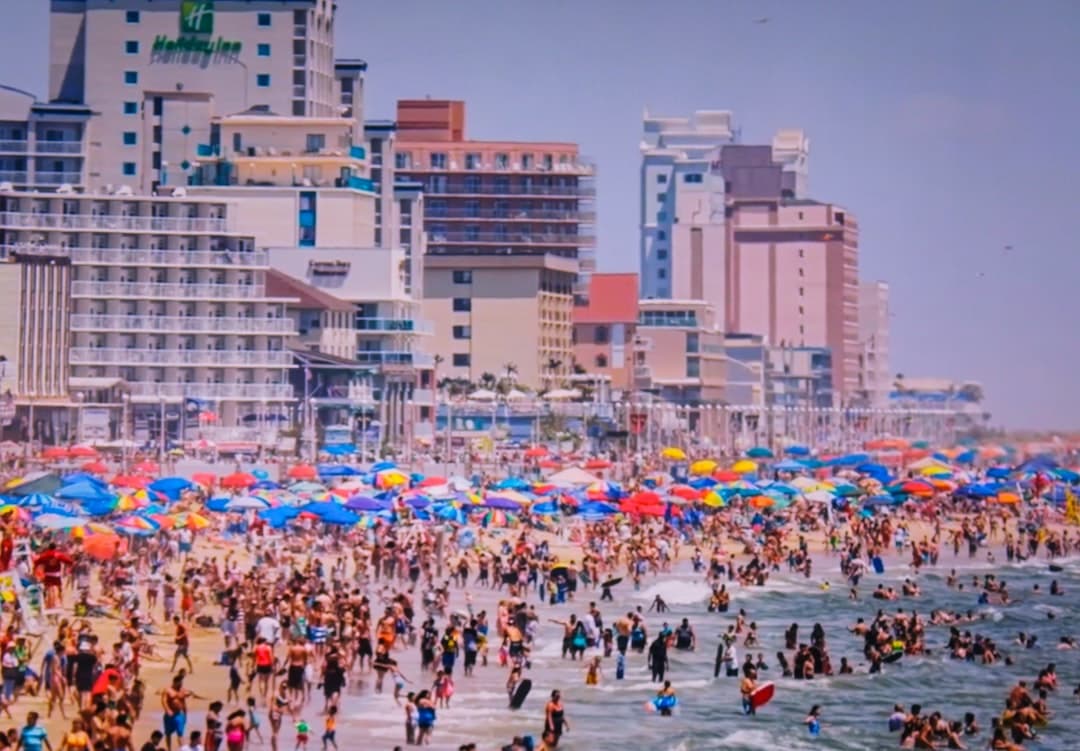 Ludzie bawiący się na plaży Copacabana