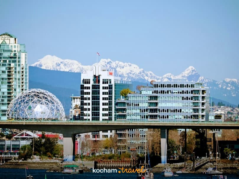 Panorama Vancouver: miasto, most, góry, woda, nowoczesne budynki.