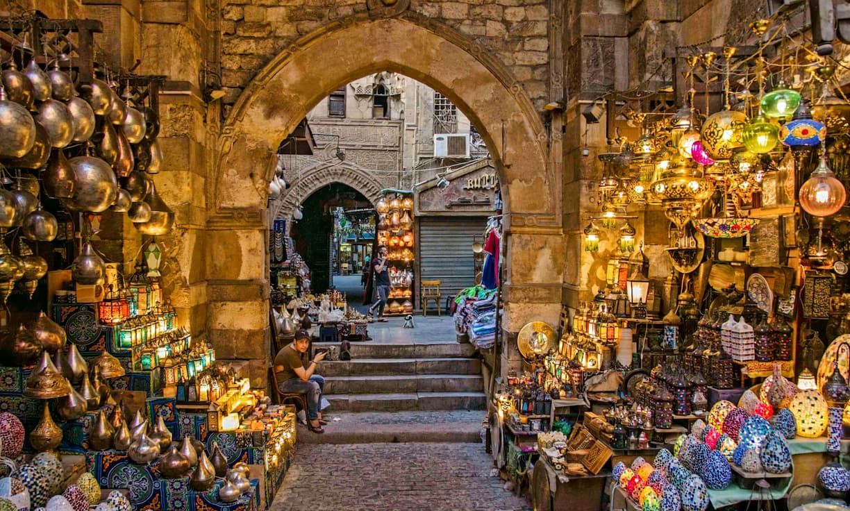 Orientalny bazar z kolorowymi lampami i rękodziełem w Kairze.