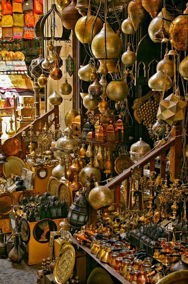Błyszczące mosiężne lampy i orientalne pamiątki na egzotycznym bazarze.