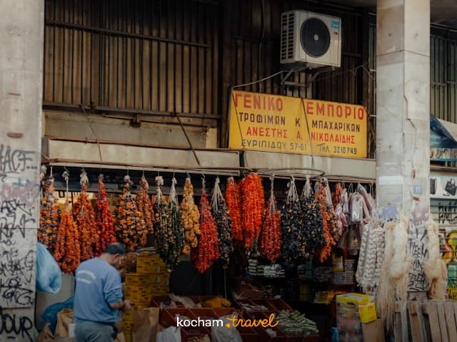 Kolorowe suszone papryki i czosnek na greckim targu.