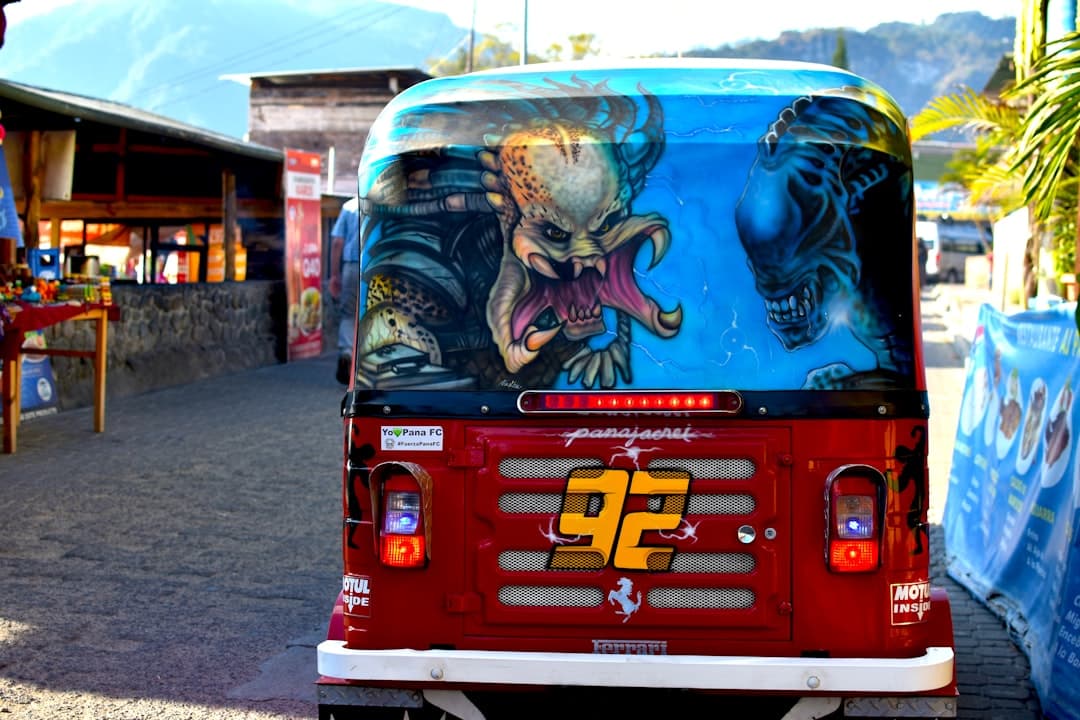 Tuk-tuk z graffiti na ulicy, kolorowe malowidła.