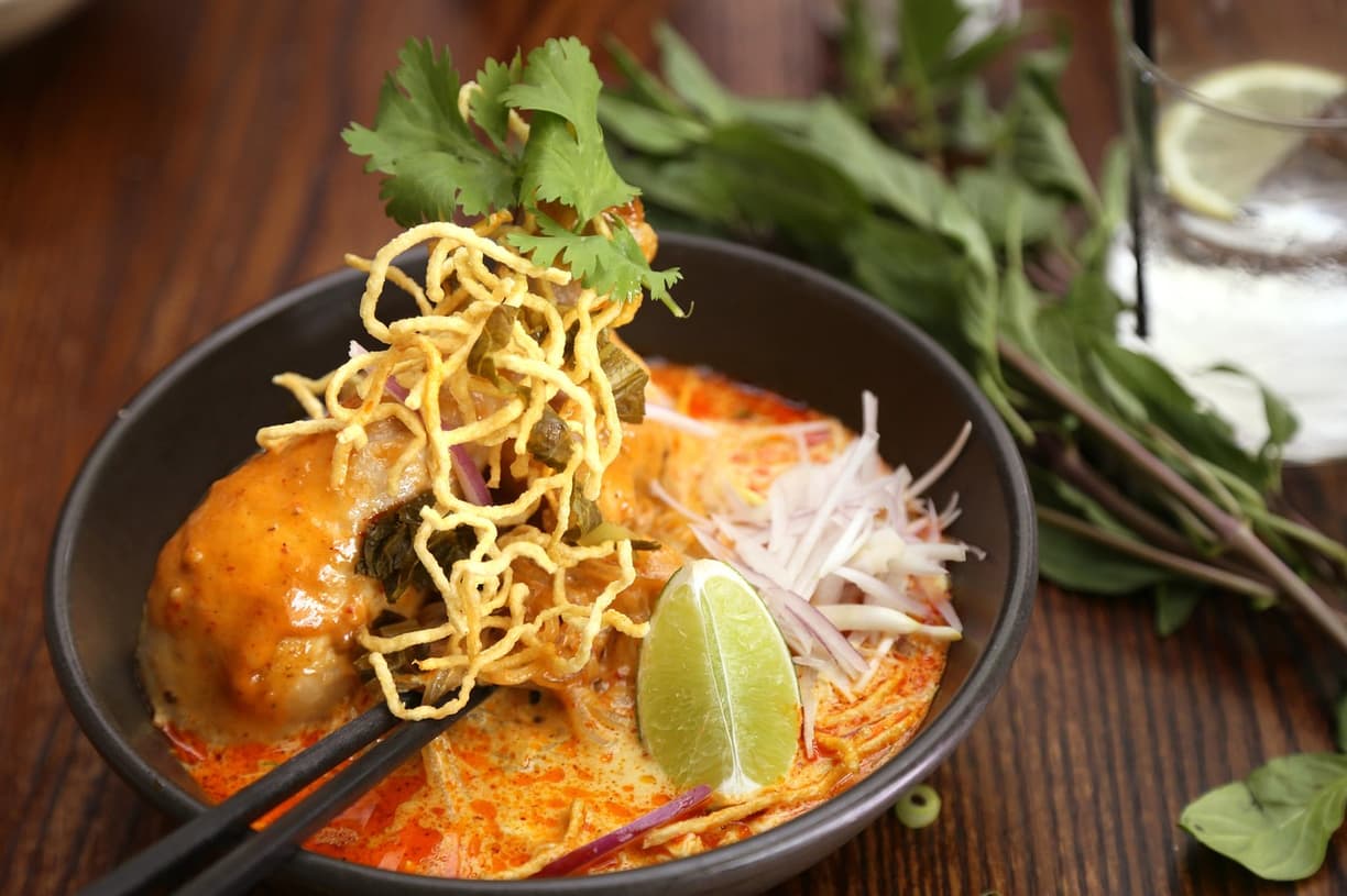 Północne tajskie curry Khao Soi z kurczakiem, makaronem i limonką.