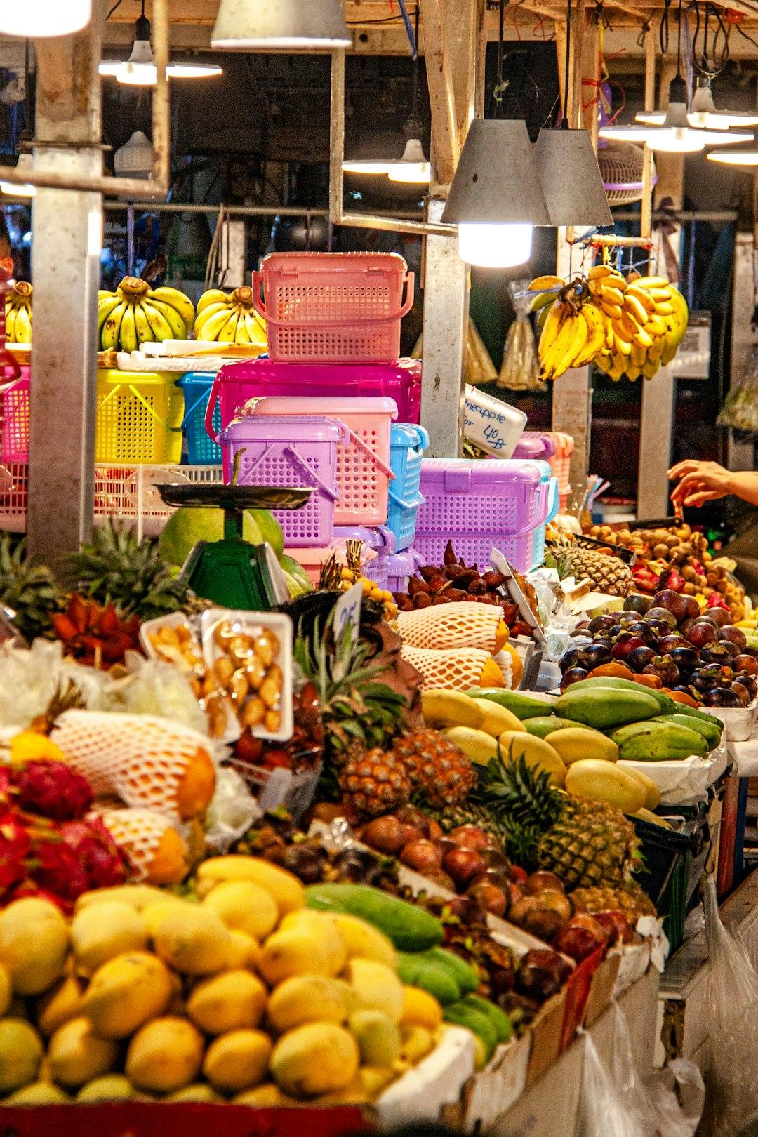 Świeże owoce tropikalne, mango, banany, ananasy na azjatyckim targu.