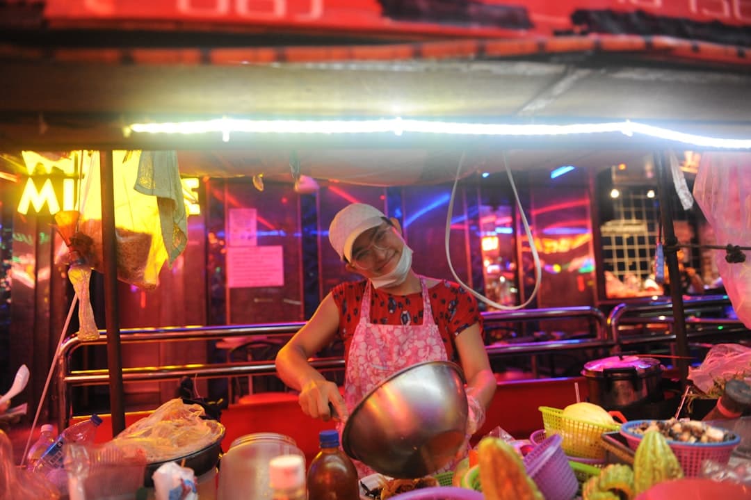 Ceny w Hanoi 2025/26: Ile kosztuje zupa pho, kawa z jajkiem i bilet do Teatru Lalek na Wodzie?