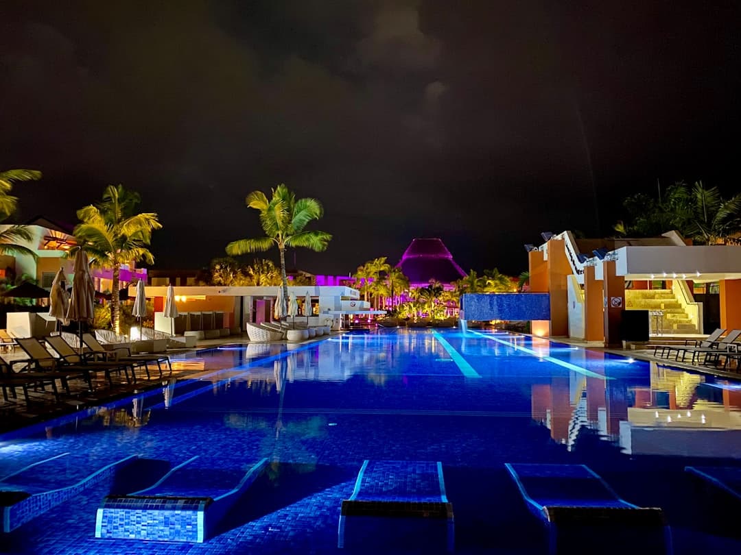Luksusowy basen w ośrodku wypoczynkowym w Cancún
