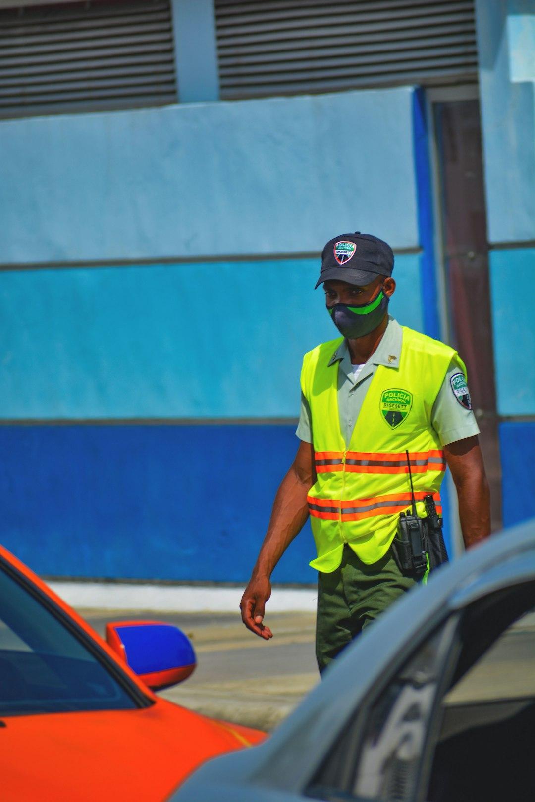 Patrole policji w strefach turystycznych w Cancún