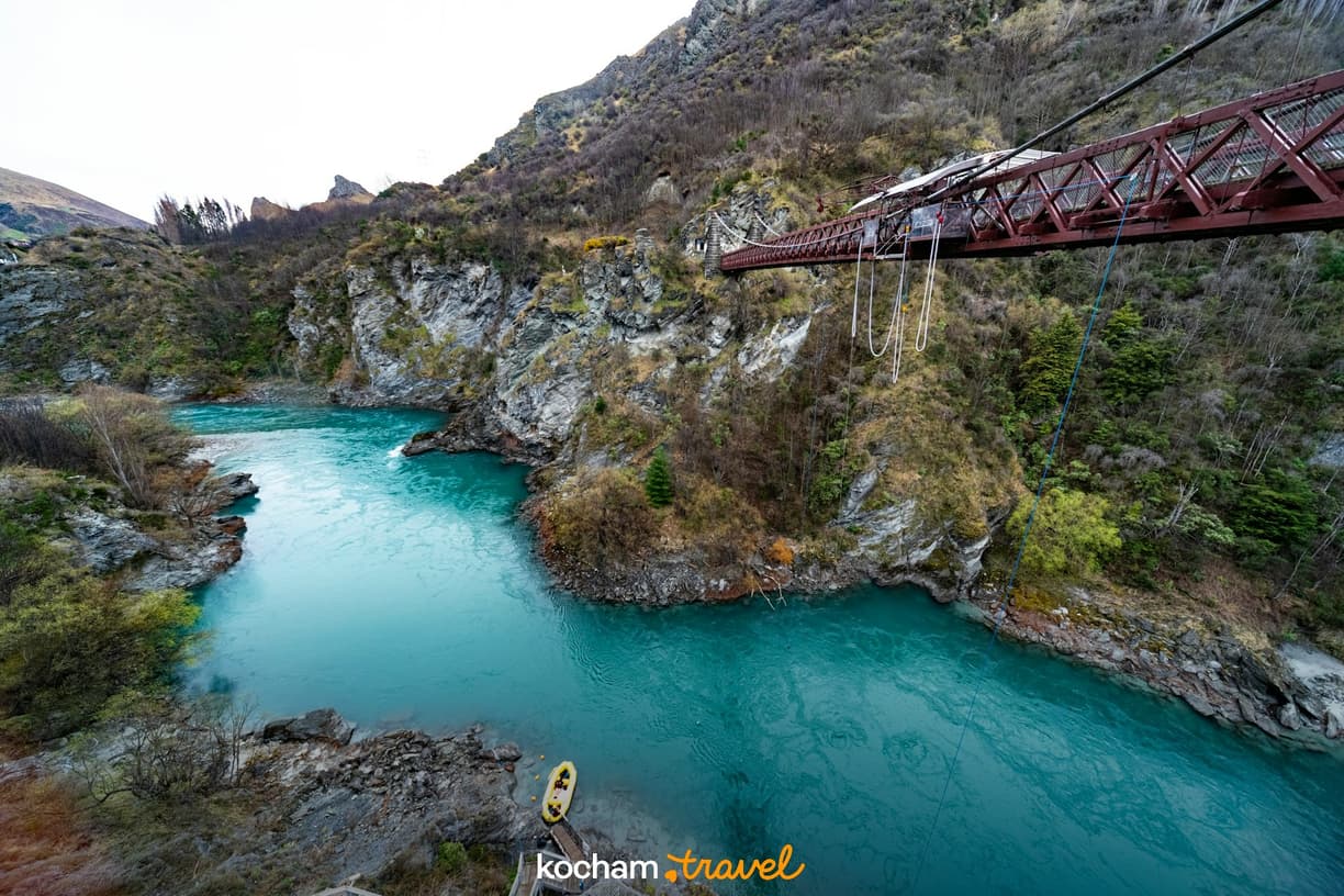 Turkusowa rzeka Kawarau, most do skoków bungee w skalnym wąwozie.