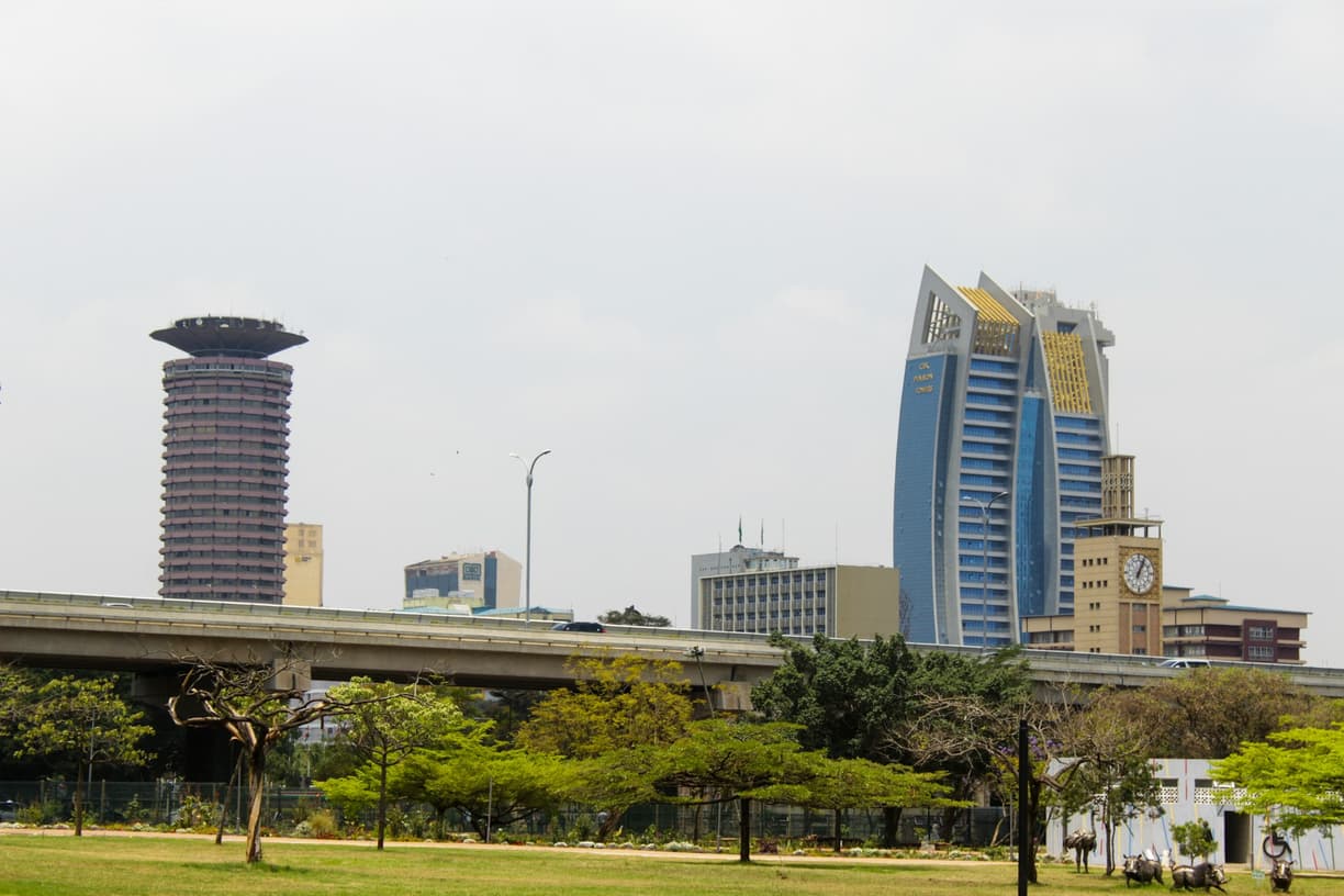 Wieżowce w panoramie miasta Nairobi, Kenia.