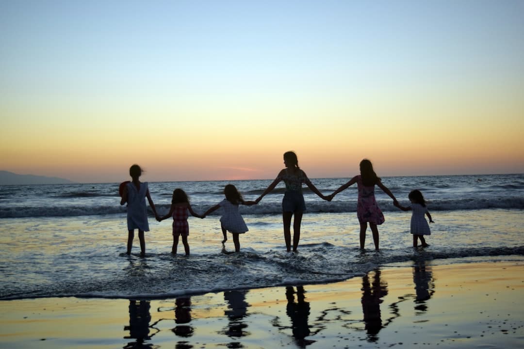 Rodzinne zabawy na plaży latem