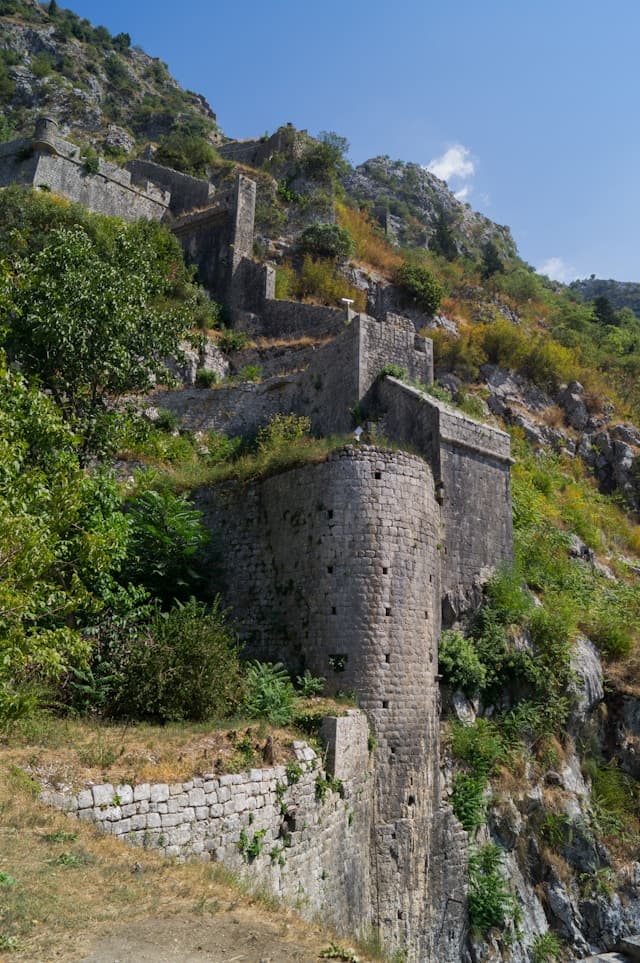 Wąskie schody prowadzące na twierdzę Kotor