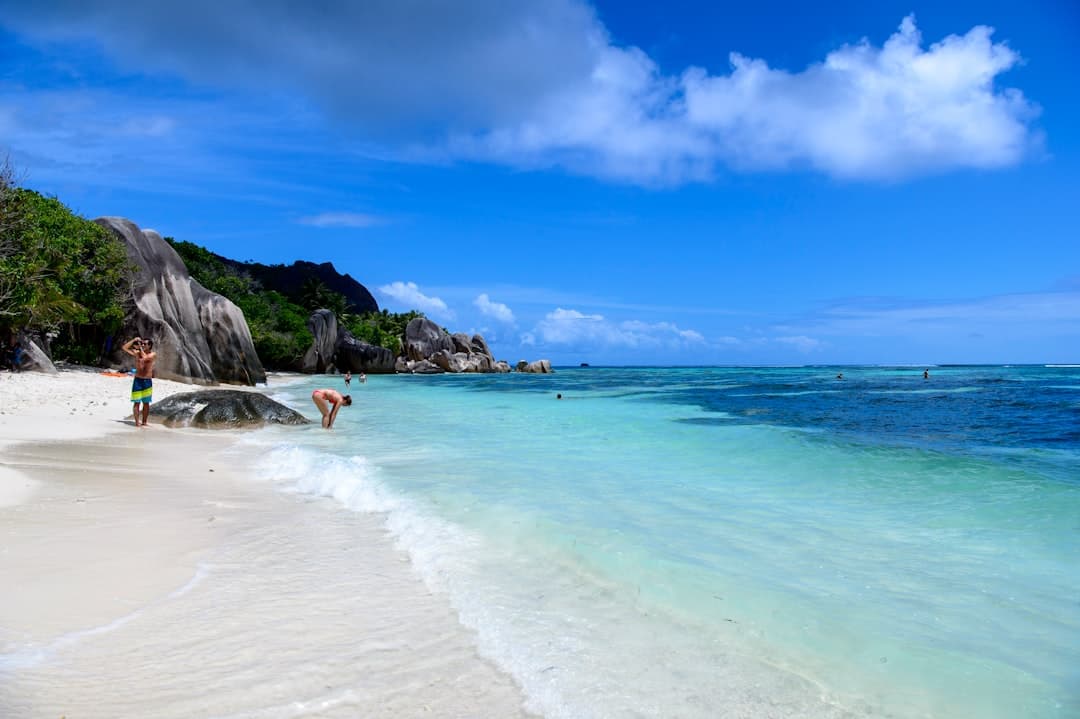 Ceny na Anse Lazio 2025/26: Jak zaplanować budżet na dzień na najpiękniejszej plaży Praslin?