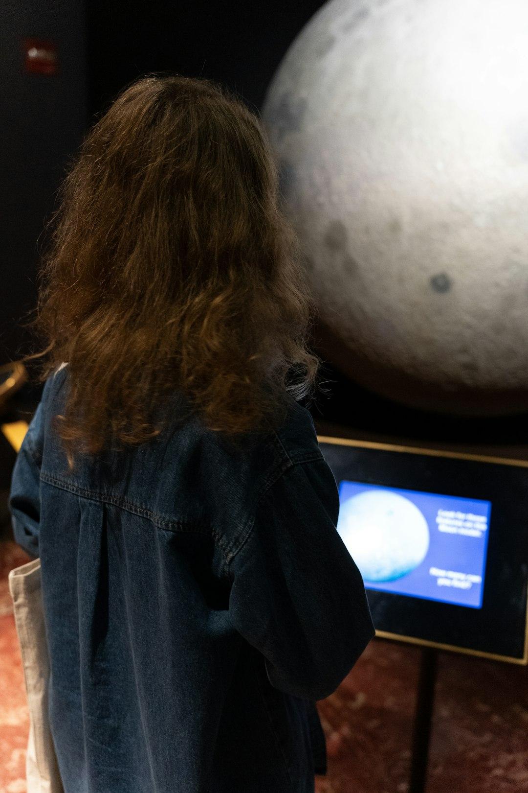 Dzieci w planetarium w Pradze