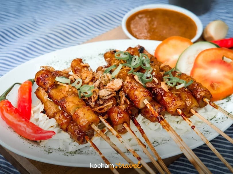 Indonezyjskie szaszłyki satay z sosem orzechowym i ostrym chili