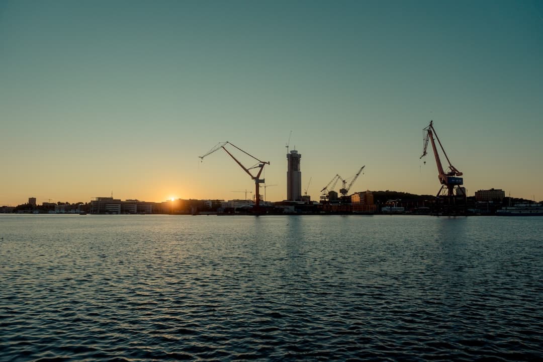 Piękny widok na port w Göteborgu o zachodzie słońca