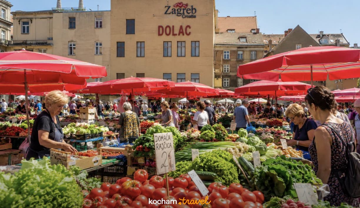 Tętniący życiem rynek Dolac w Zagrzebiu ze świeżymi produktami.
