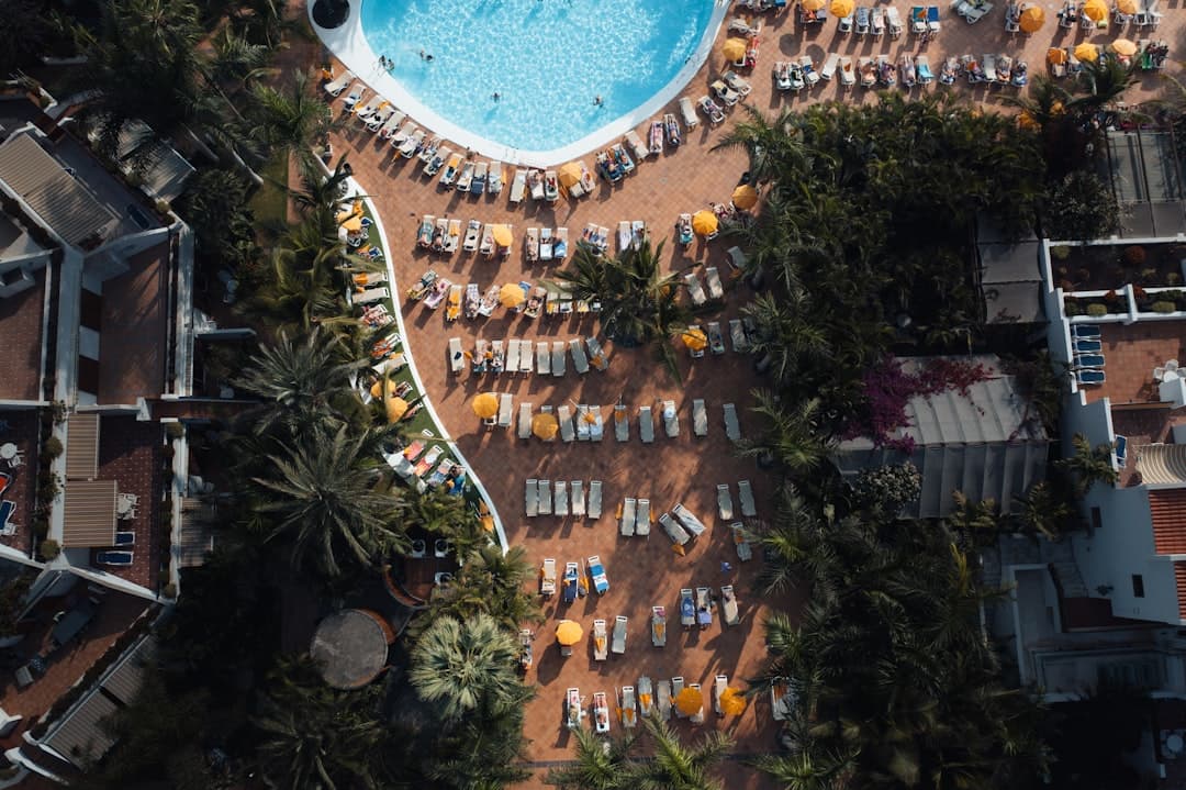 Luksusowy basen hotelowy w Lizbonie z leżakami