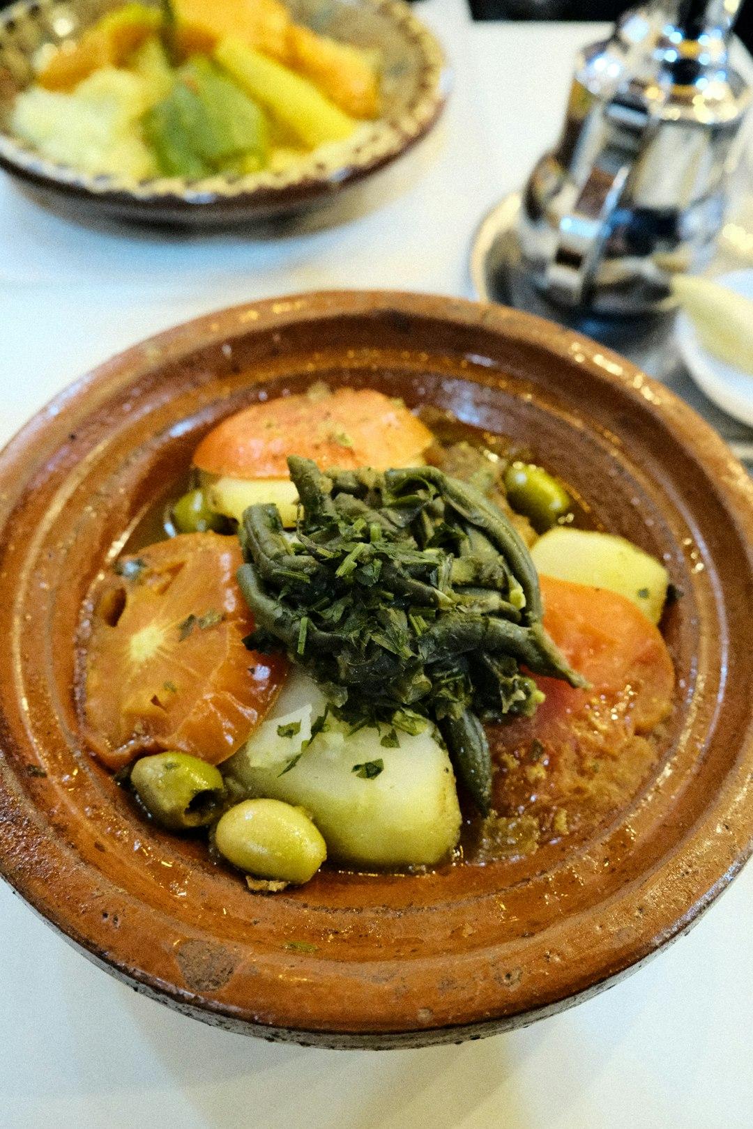 Tradycyjna portugalska potrawa serwowana w lokalnej restauracji w Lizbonie