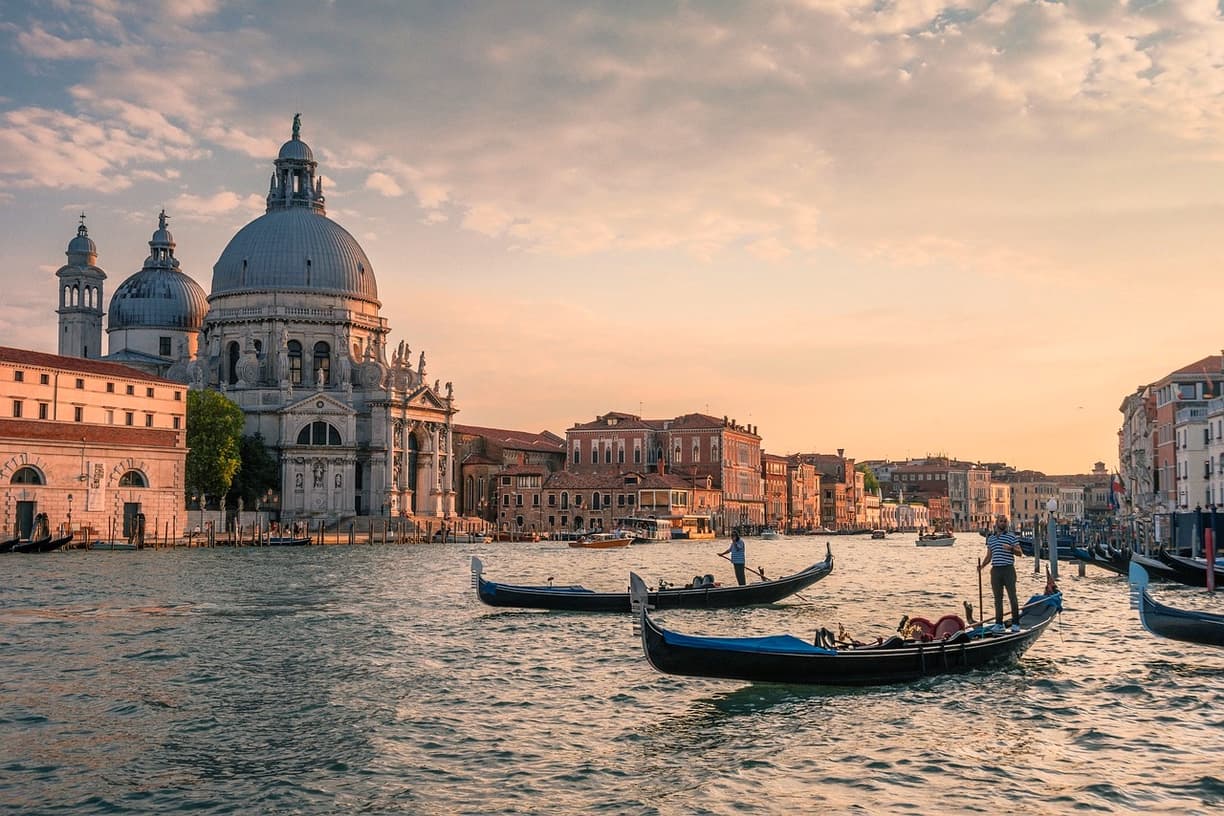 Wenecja, Kanał Grande, gondole, bazylika Santa Maria della Salute, zachód słońca.