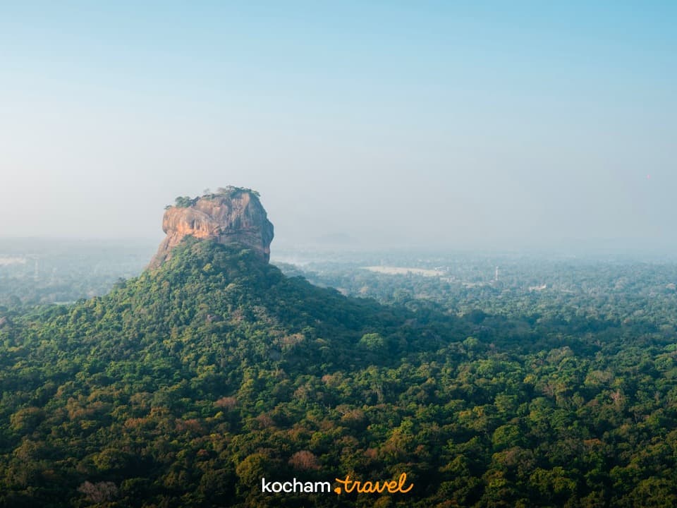 Skała Sigiriya, zielony las, krajobraz Sri Lanki, widok panoramiczny.