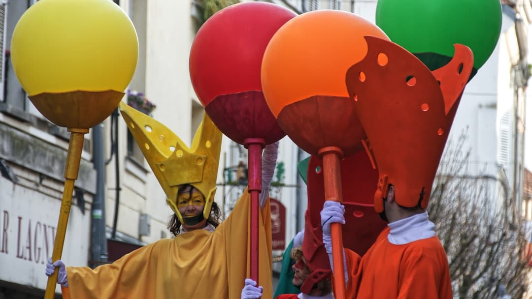 Parada karnawałowa w Aalborg z kolorowymi kostiumami