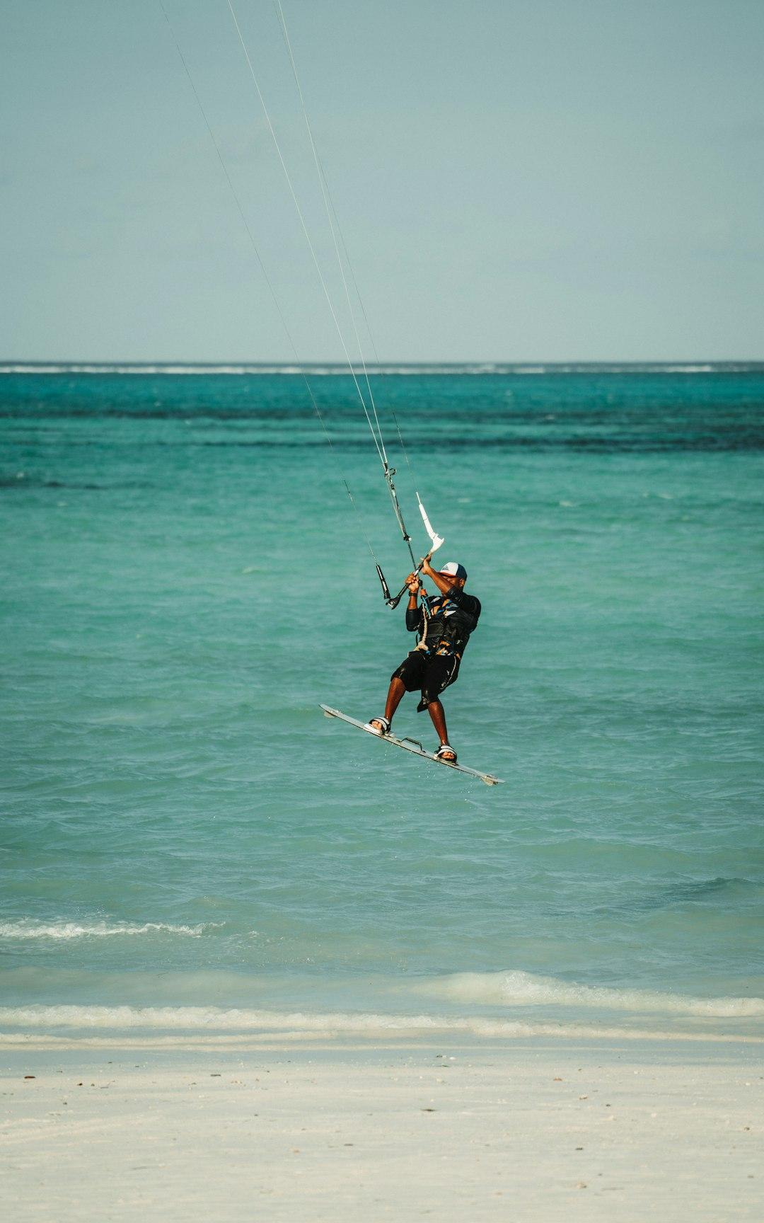 Kitesurfing, skok, ocean, sport wodny, przygoda.
