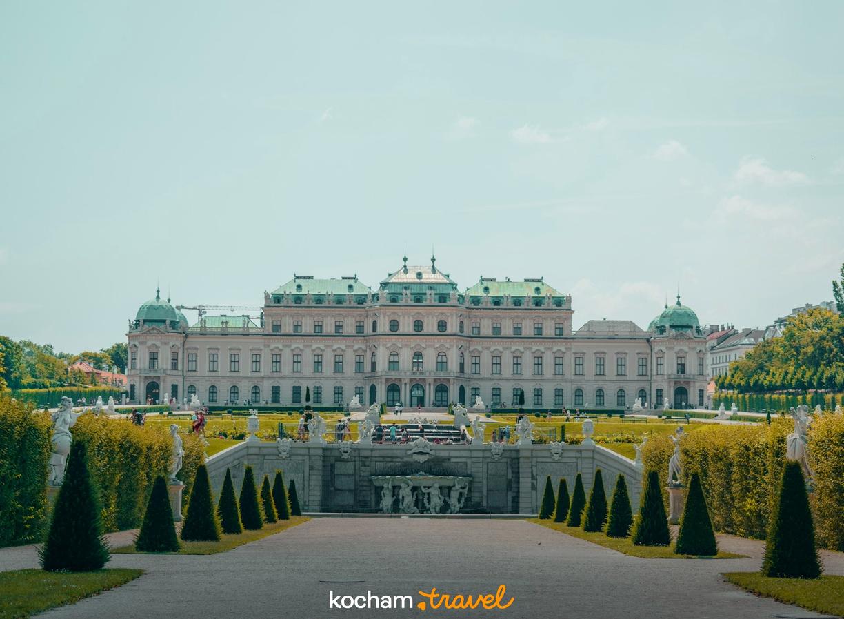 Pałac Belvedere w Wiedniu z barokowymi ogrodami, fontannami i posągami.