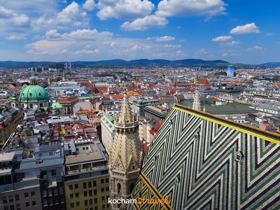 Wiedeńska panorama z charakterystycznym dachem katedry i zieloną kopułą.