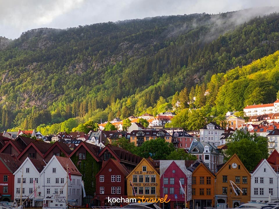 Bergen, Norwegia: kolorowe historyczne domy Bryggen, zielone góry.