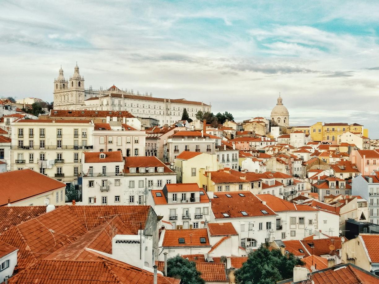 Portugalia. Lizbona nocą: Przewodnik po ukrytych barach i koncertach fado w Alfamie