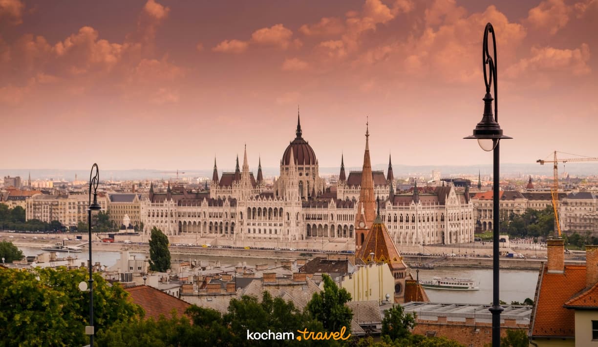 Panorama Budapesztu z Parlamentem Węgierskim i Dunajem o zachodzie słońca.