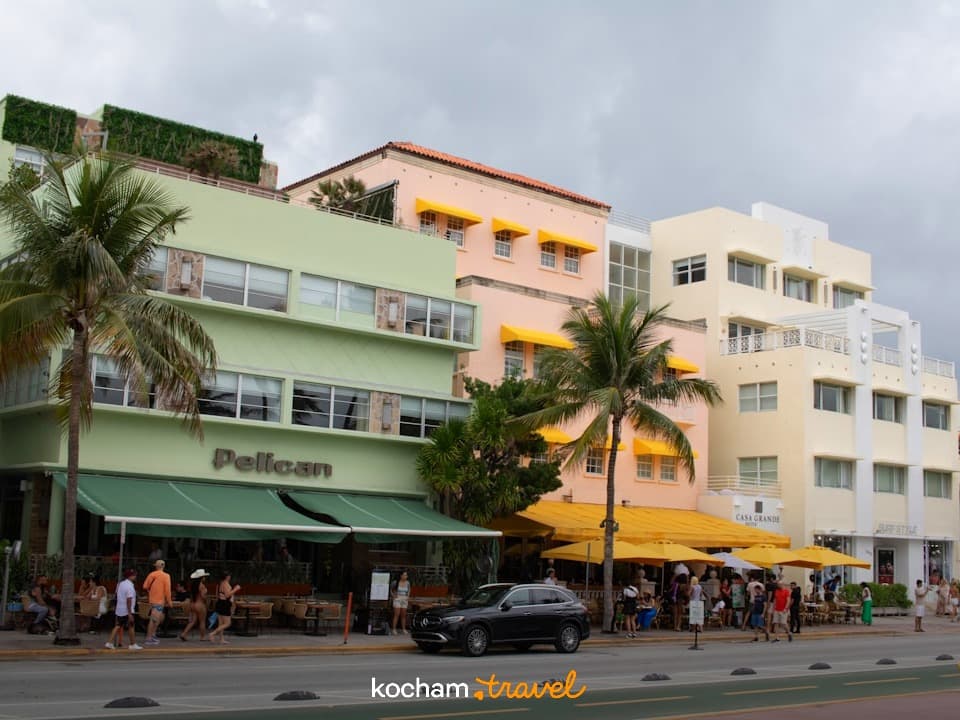 Kolorowe budynki Art Deco, palmy, Ocean Drive, Miami Beach.