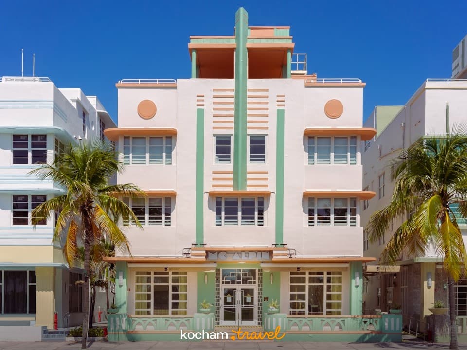 Kolorowy budynek Art Deco, Miami Beach, palmy, słoneczny dzień.