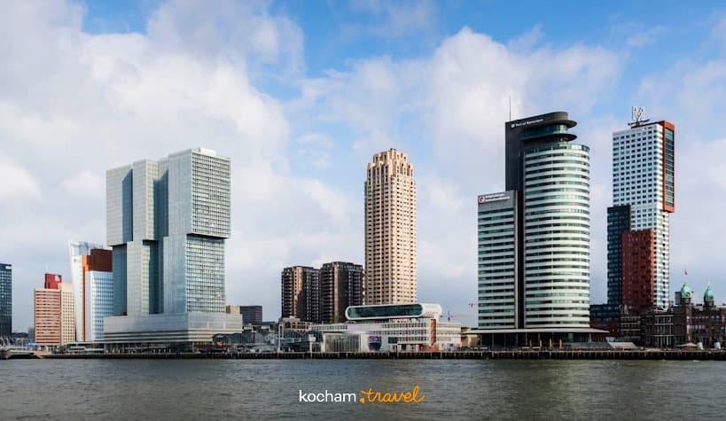 Nowoczesna panorama miasta Rotterdam z drapaczami chmur nad rzeką