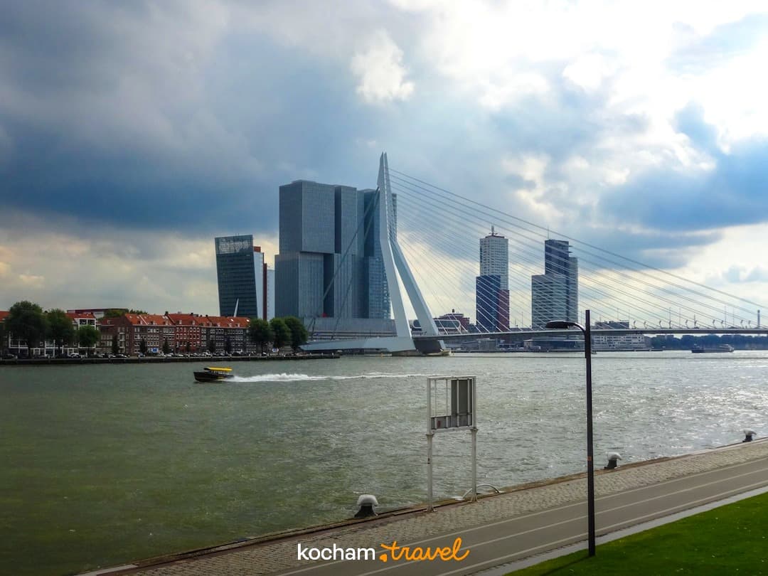 Rotterdam: Most Erasmusa, nowoczesne wieżowce, rzeka Nieuwe Maas, promenada, łódź.
