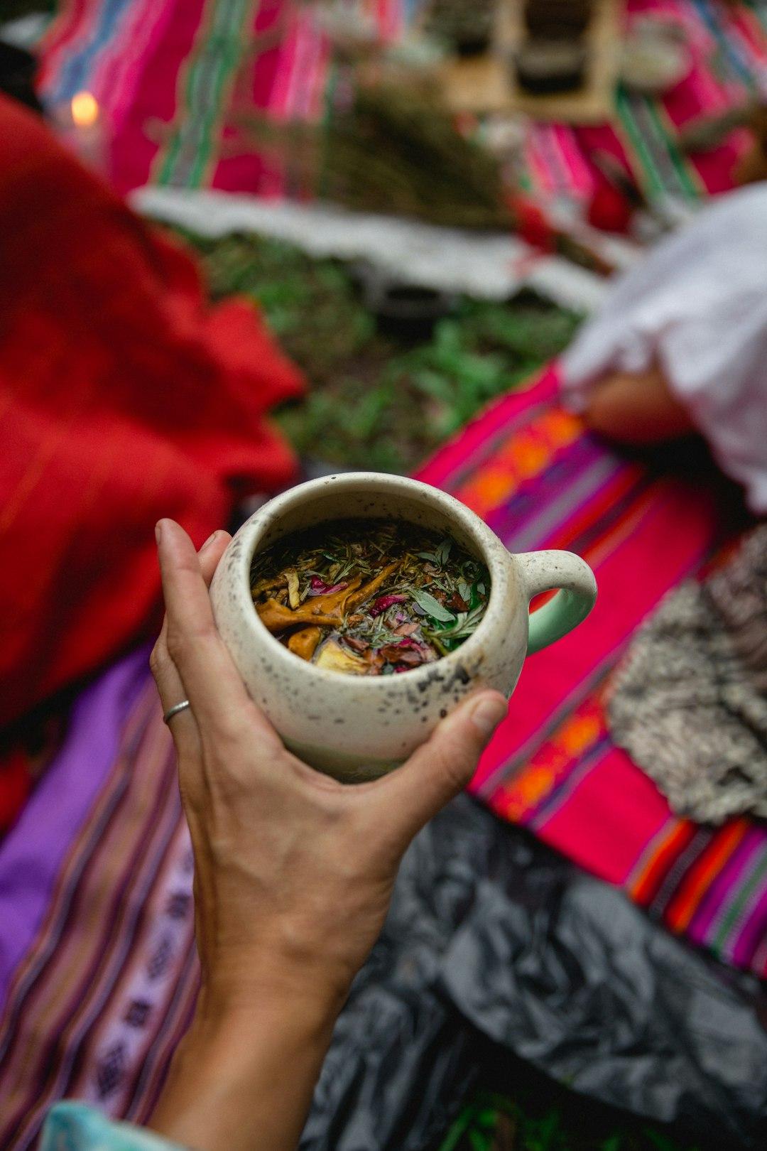 Przygotowanie herbaty z liści koki w Peru