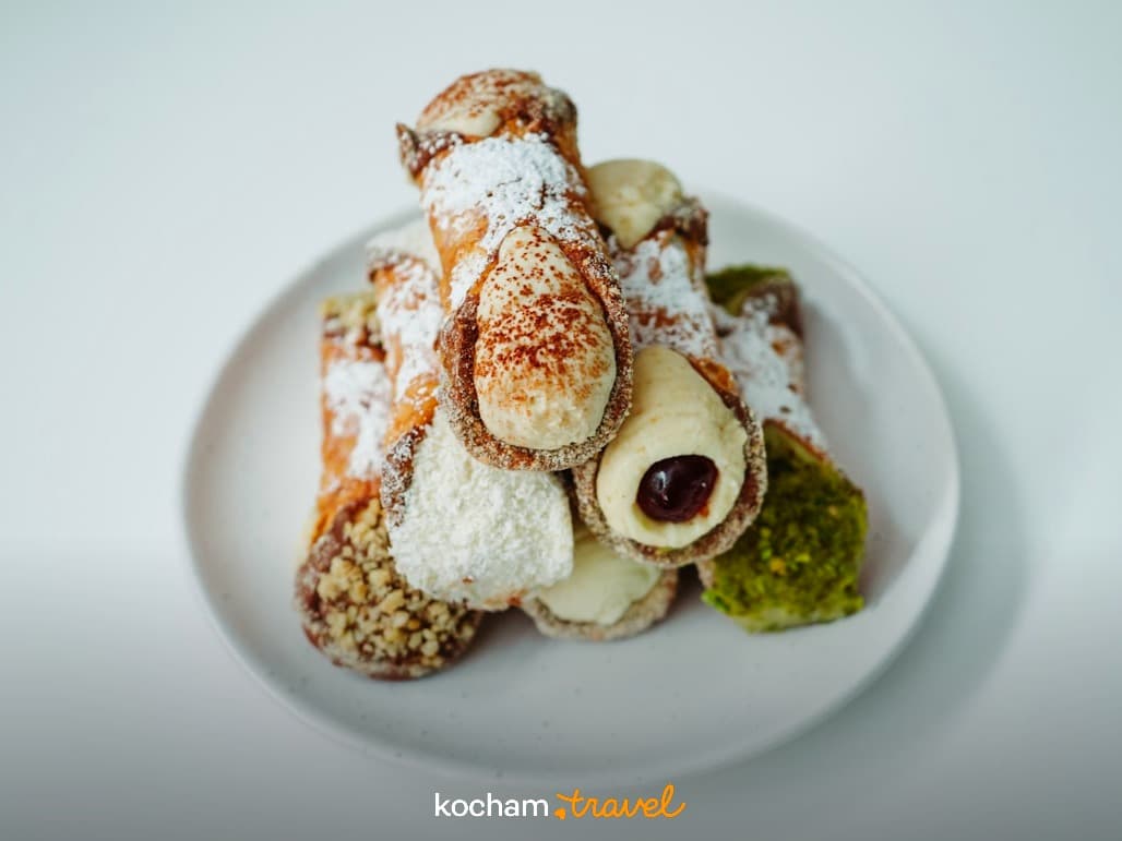 Włoskie cannoli z kremowym nadzieniem, orzechami i pistacjami