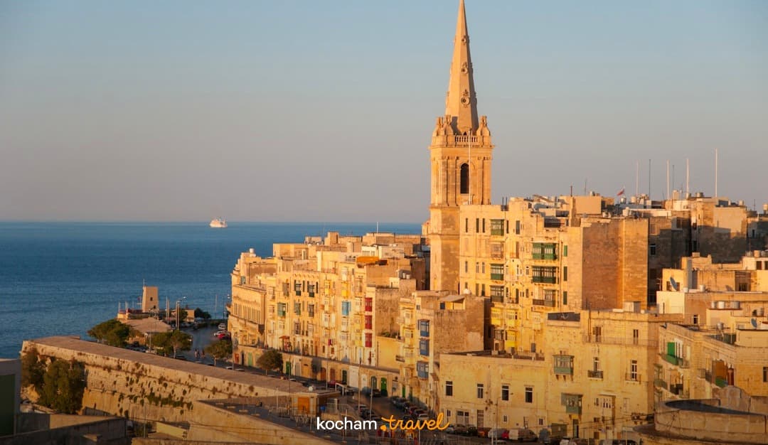 Valletta, Malta, panorama miasta, historyczne budynki, morze, zachód słońca.