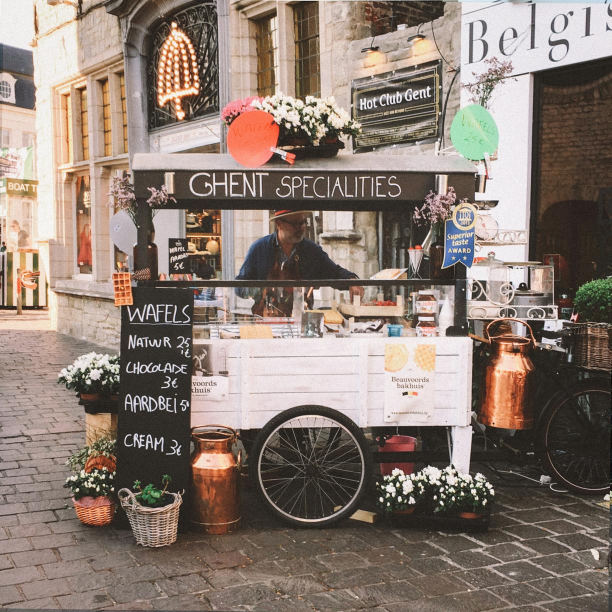 Tradycyjne jedzenie belgijskie w lokalnej restauracji