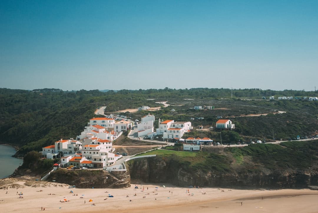 Piękny widok na plażę w Portugalii