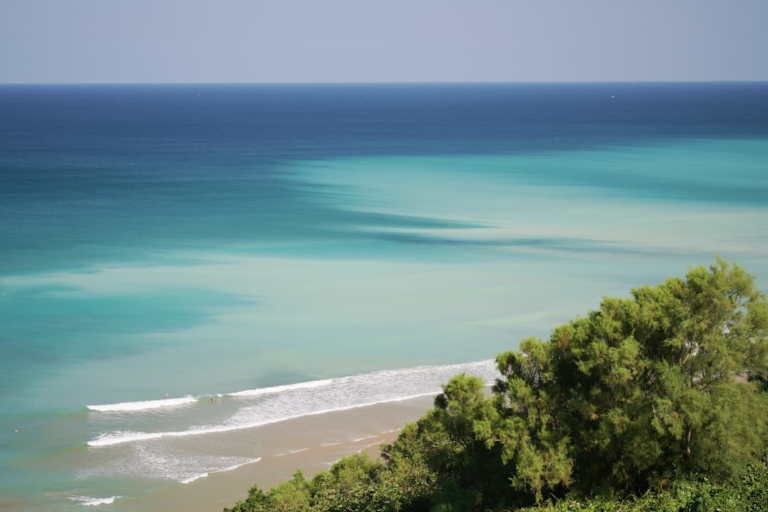 Plaże na Półwyspie Bodrum: Gdzie znaleźć piasek, a gdzie modne beach cluby?