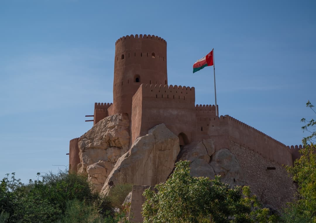Dzieci odkrywające twierdzę Nizwa, przygoda rodzinna w Omanie