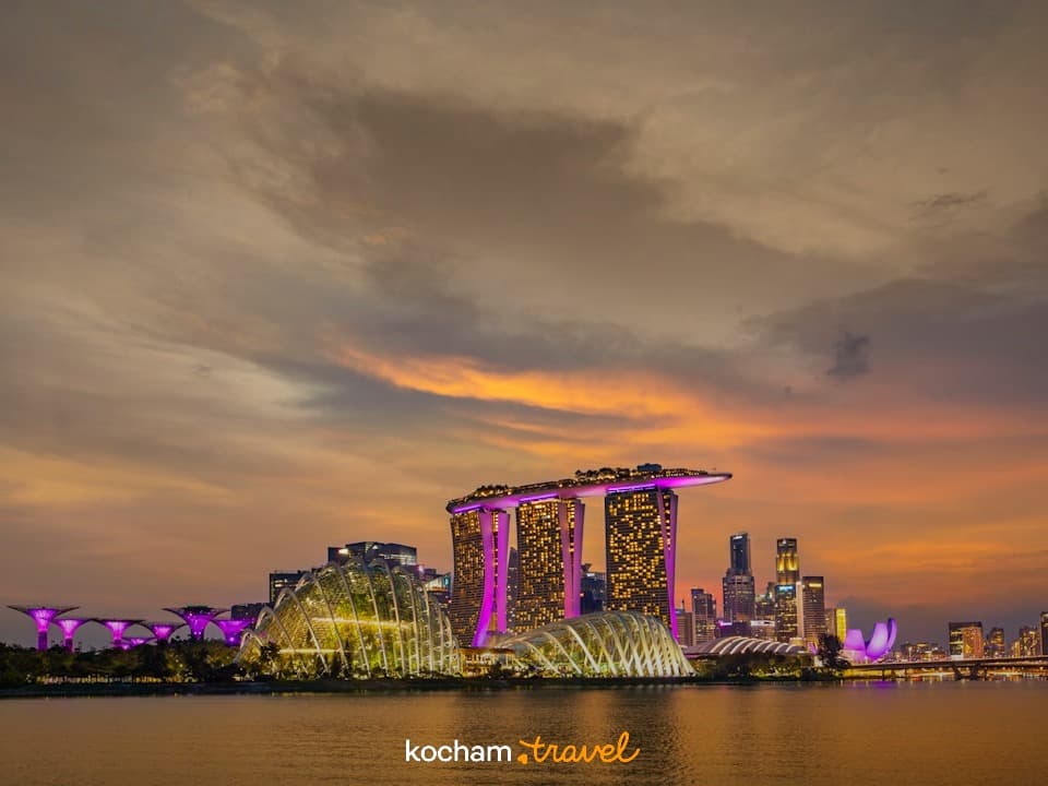 Singapur, Marina Bay Sands, Ogrody nad Zatoką oświetlone o zmierzchu.